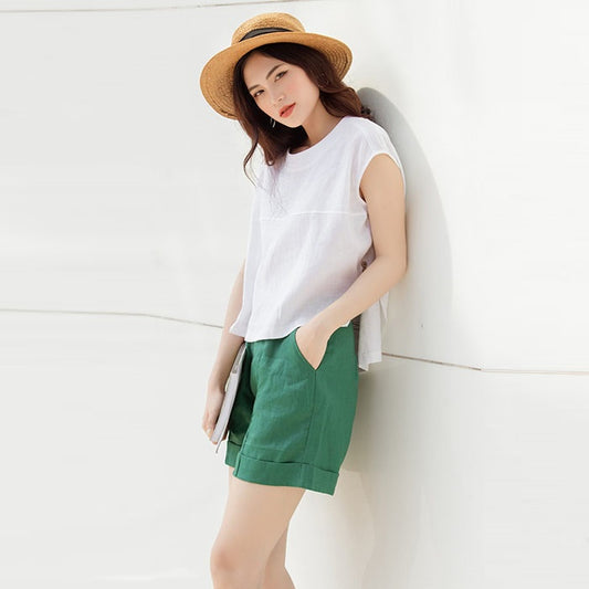Linen set for going out, loose shirt with youthful shorts, youthful fashion style